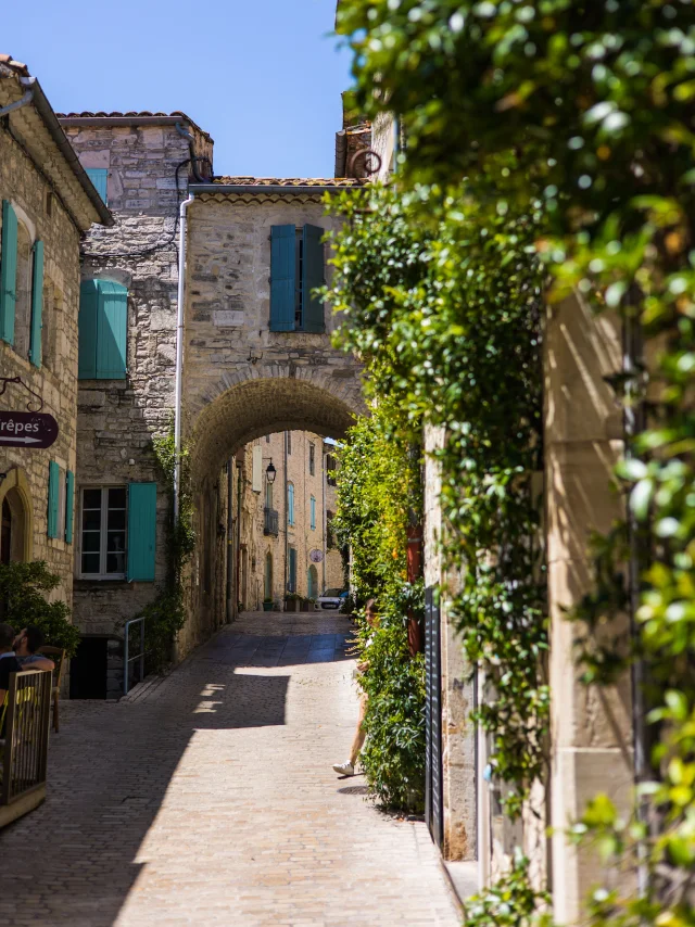Middeleeuwse straten van Vézénobres in de zomer (Occitanie, Frankrijk)