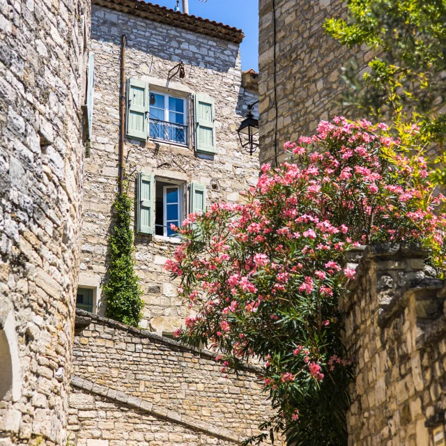 Middeleeuwse straten van Vézénobres in de zomer (Occitanie, Frankrijk)