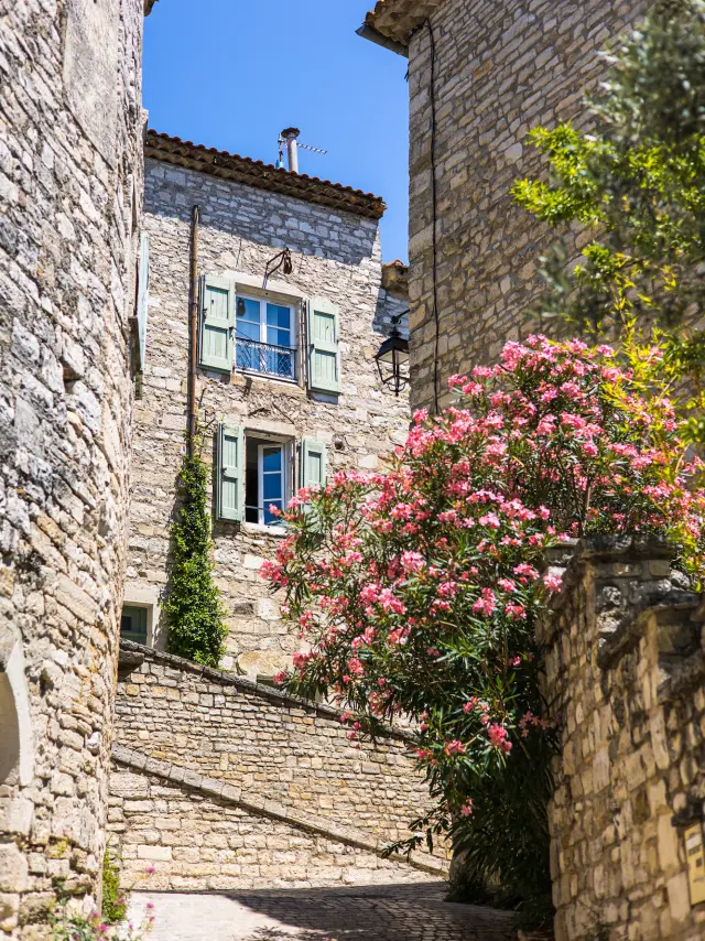Middeleeuwse straten van Vézénobres in de zomer (Occitanie, Frankrijk)
