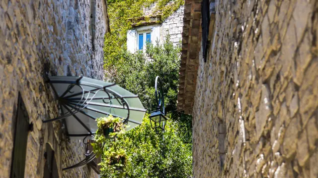 Middeleeuwse straten van Vézénobres in de zomer (Occitanie, Frankrijk)
