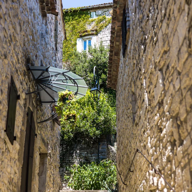 Middeleeuwse straten van Vézénobres in de zomer (Occitanie, Frankrijk)