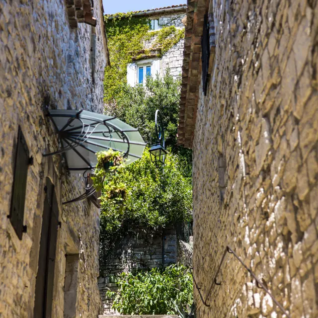 Ruelles médiévales de Vézénobres en été (Occitanie, France)
