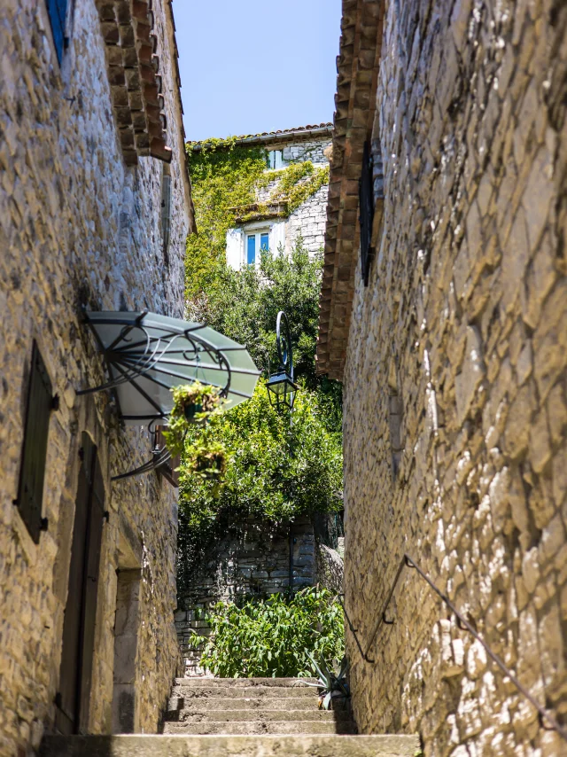 Middeleeuwse straten van Vézénobres in de zomer (Occitanie, Frankrijk)