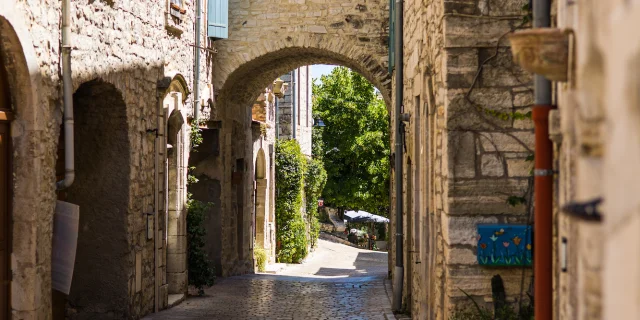 Ruelles médiévales de Vézénobres en été (Occitanie, France)