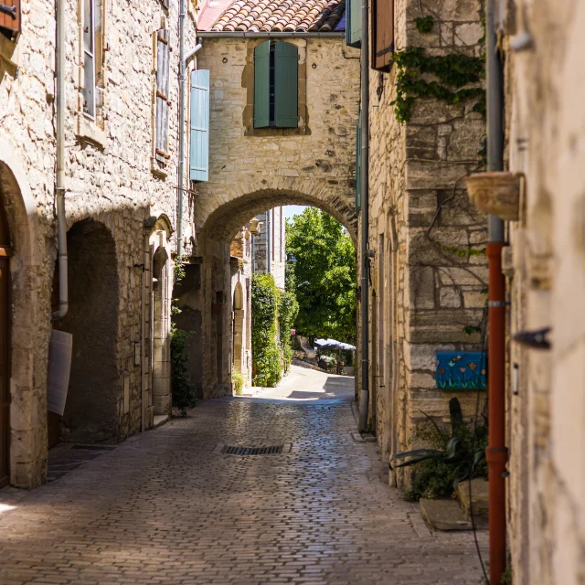 Ruelles médiévales de Vézénobres en été (Occitanie, France)