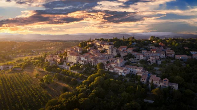 Vézénobres dans le Gard au coucher de soleil. Village médiéval remarquable