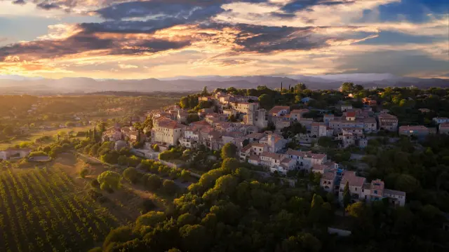 Vézénobres dans le Gard au coucher de soleil. Village médiéval remarquable