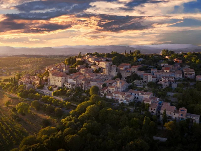 Vézénobres dans le Gard au coucher de soleil. Village médiéval remarquable