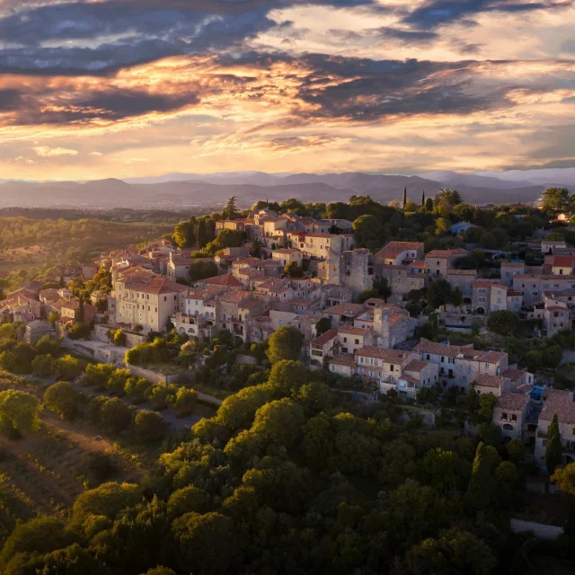 Vézénobres dans le Gard au coucher de soleil. Village médiéval remarquable
