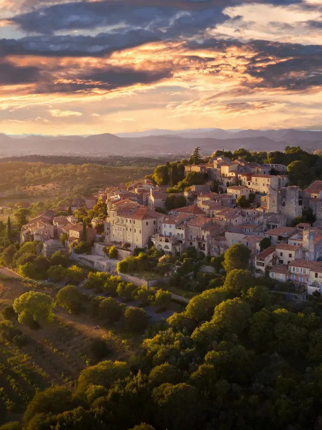 Vézénobres dans le Gard au coucher de soleil. Village médiéval remarquable