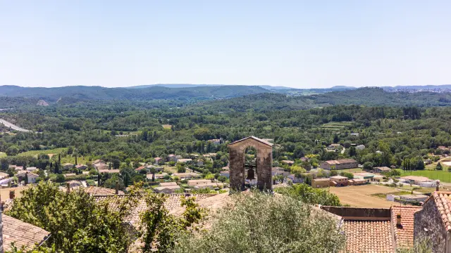 Paysage aux alentours de Vézénobres depuis les ruelles médiévales de la ville (Occitanie, France)