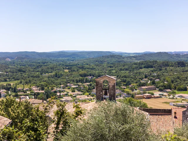 Paysage aux alentours de Vézénobres depuis les ruelles médiévales de la ville (Occitanie, France)