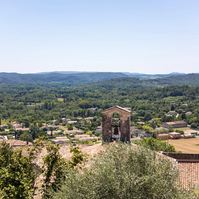 Landschap rond Vézénobres vanuit de middeleeuwse straten van de stad (Occitanie, Frankrijk)