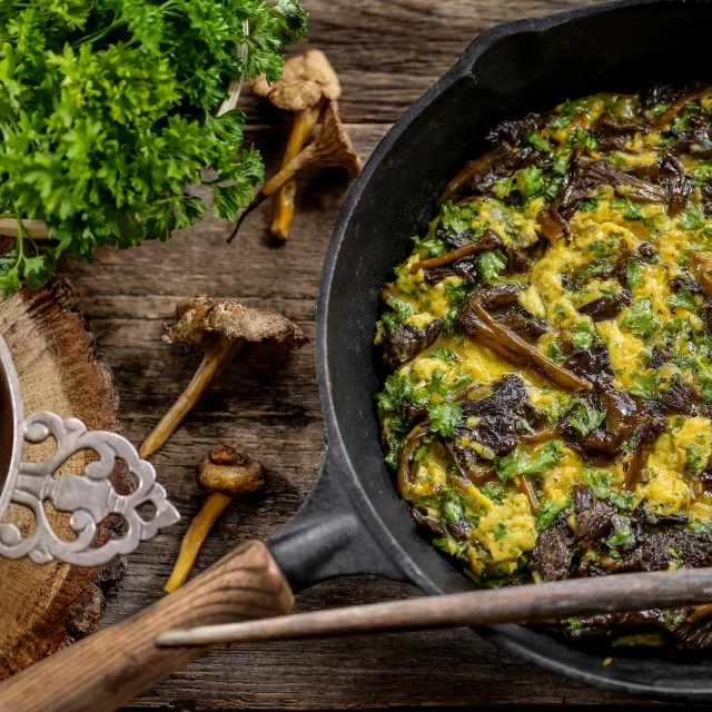 omelette aux chanterelles dans une poêle