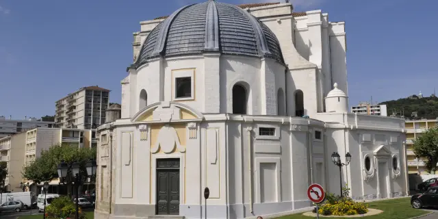 The cathedral of Alès seen from the front