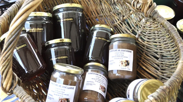 Panier rempli de pots de miel des Cévennes et de confiture de châtaigne
