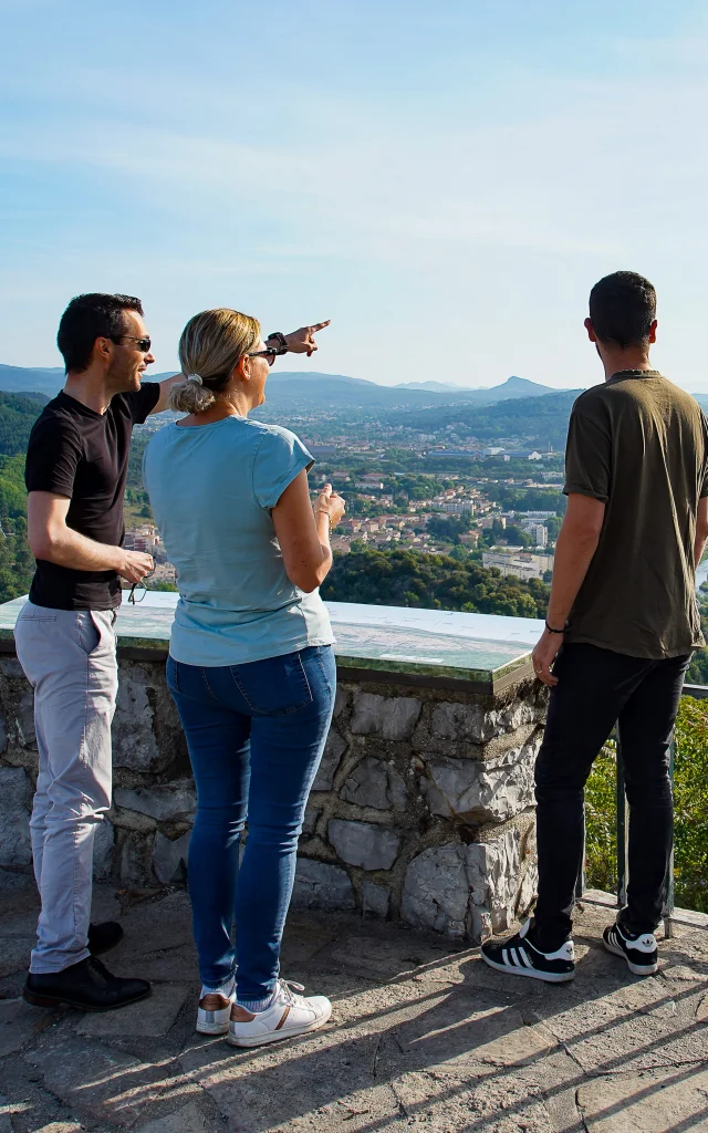Ermitage, Alès - Un Groupe Observe La Vue