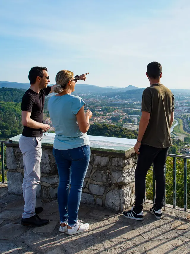 Ermitage, Alès - Un Groupe Observe La Vue