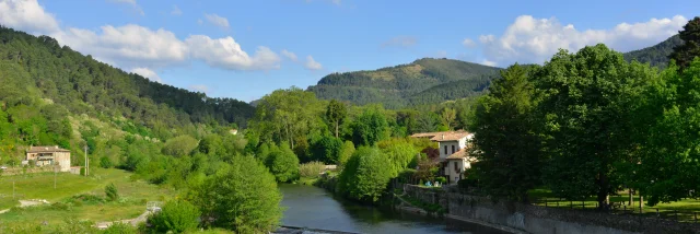 Plongée sur le Gardon et son environnement montagneux à Saint-Jean-du-Gard, village considéré comme la perle des Cévennes, dans le département du Gard en région Occitanie, France.
