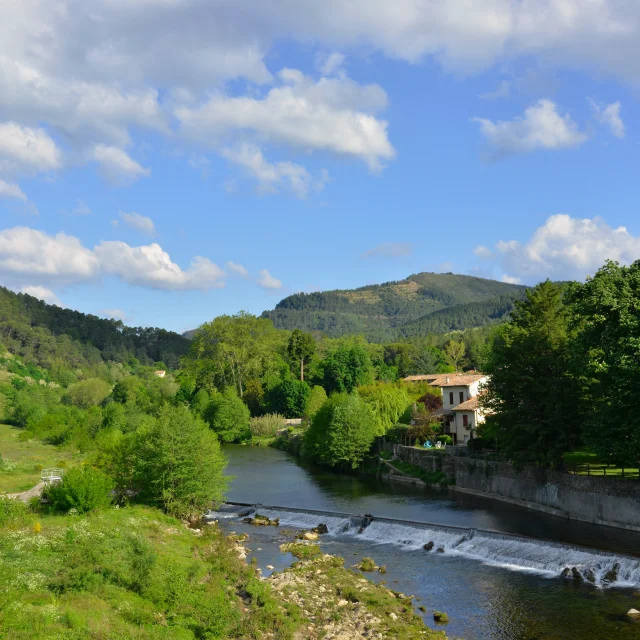 Plongée sur le Gardon et son environnement montagneux à Saint-Jean-du-Gard, village considéré comme la perle des Cévennes, dans le département du Gard en région Occitanie, France.