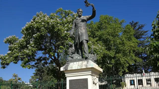 Louis Pasteur standbeeld Alès