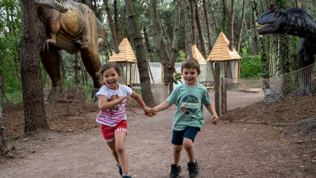 Enfants dans le parc Dinopédia