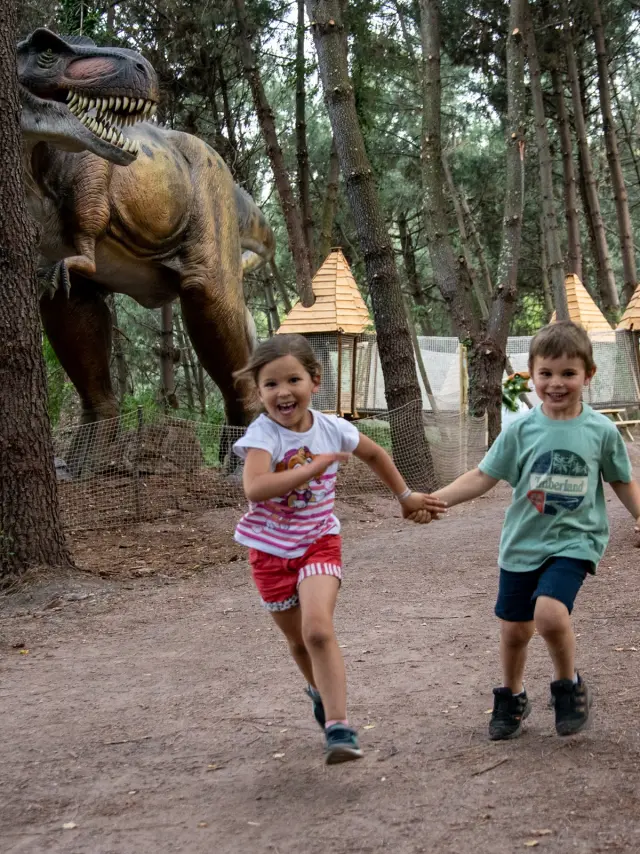 Enfants dans le parc Dinopédia