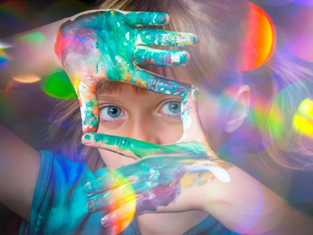 Petite fille aux yeux bleus