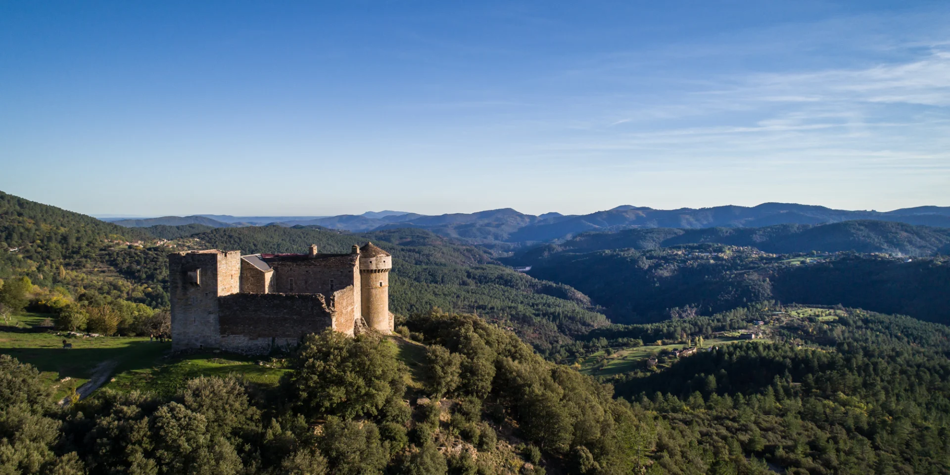 Chateau D Aujac vue depuis un drône à l'automne