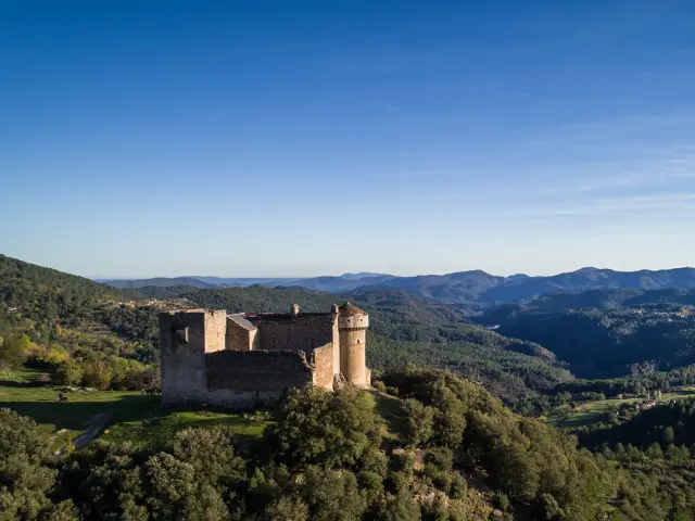 Chateau D Aujac vue depuis un drône à l'automne
