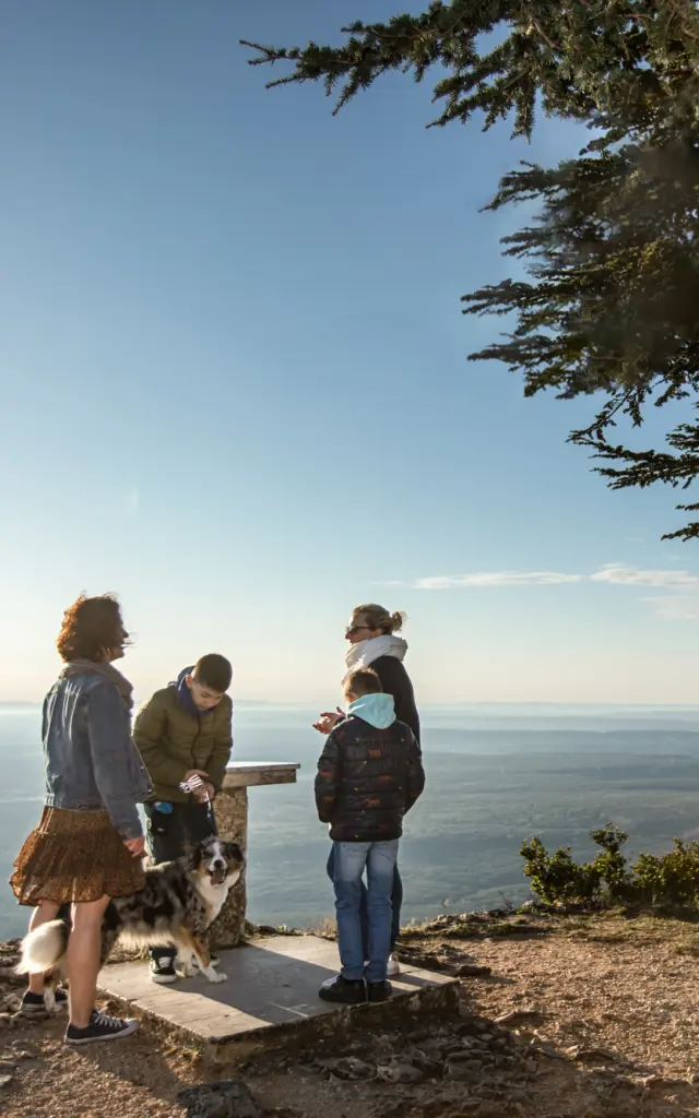Se retrouvent au sommet du Mont Bouquet, deux mamans et leurs fils