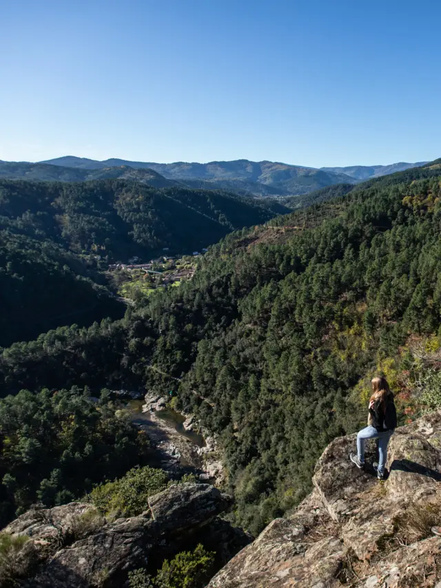 Observation du paysage sur les hauteur du hameau de Tarabias