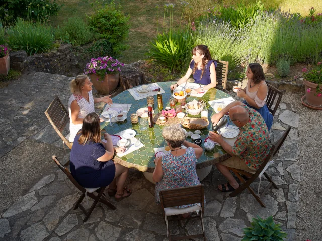 Petit-déjeuner autour de la table