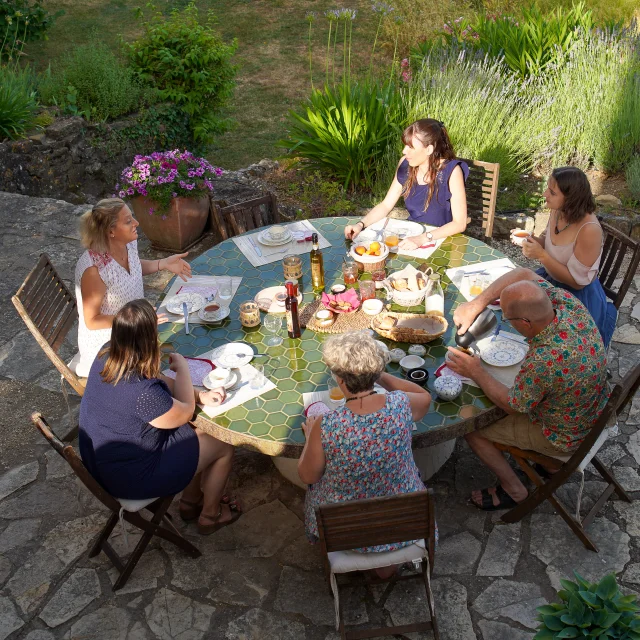 Petit-déjeuner autour de la table
