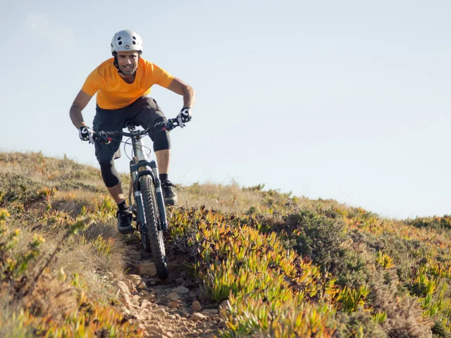 Mountainbiker op onverhard pad