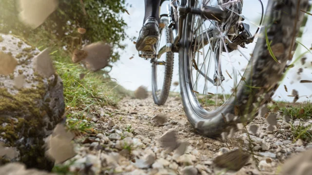 Mountainbikewiel op een grindpad