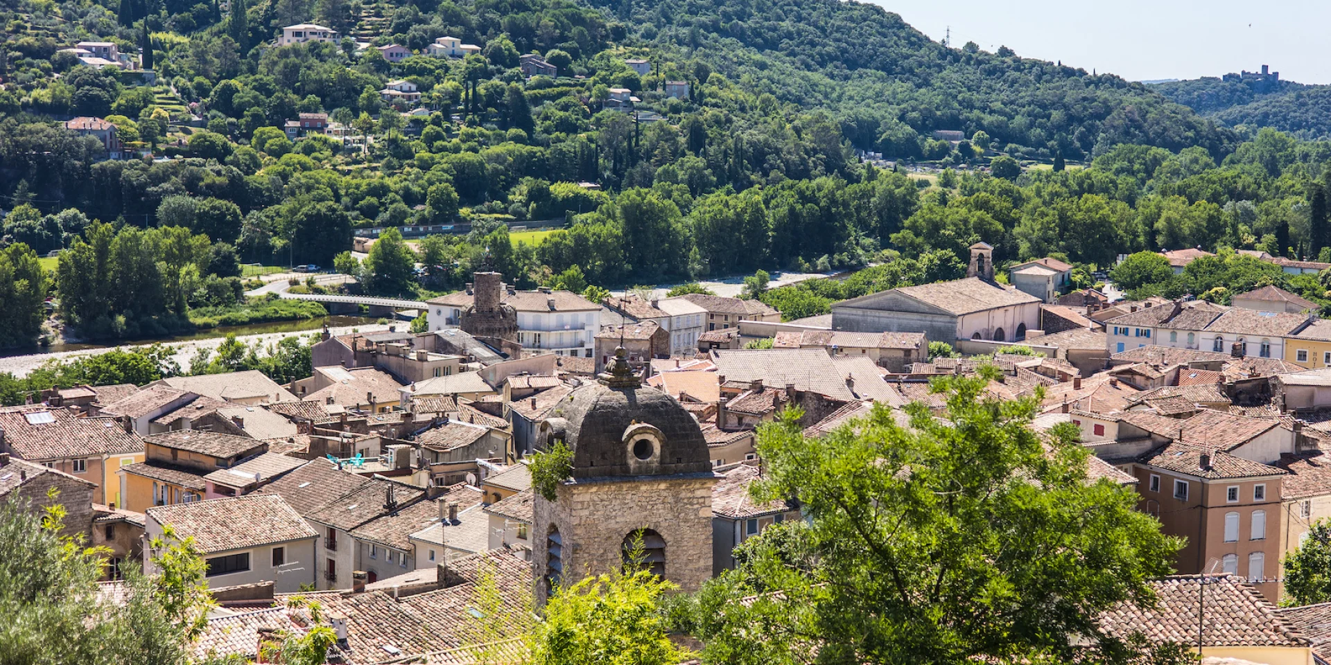 Vue sur les toits d’Anduze en été