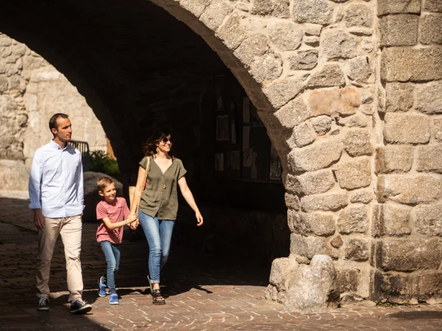 Famille qui se promène dans les ruelles de Génolhac