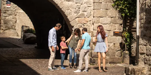 Famille qui se promène dans les ruelles de Génolhac
