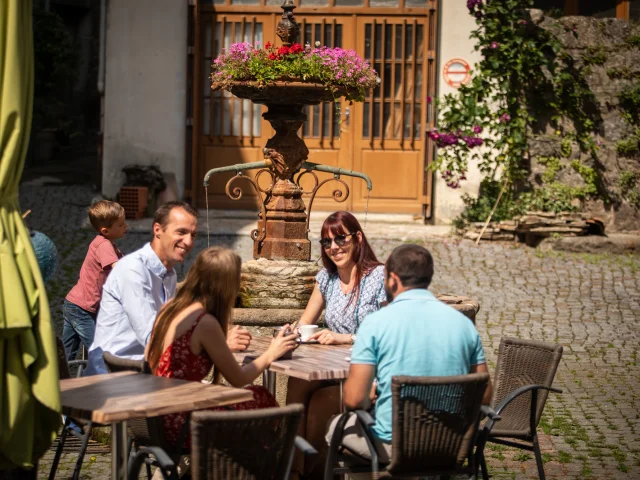Famille qui se promène dans les ruelles de Génolhac