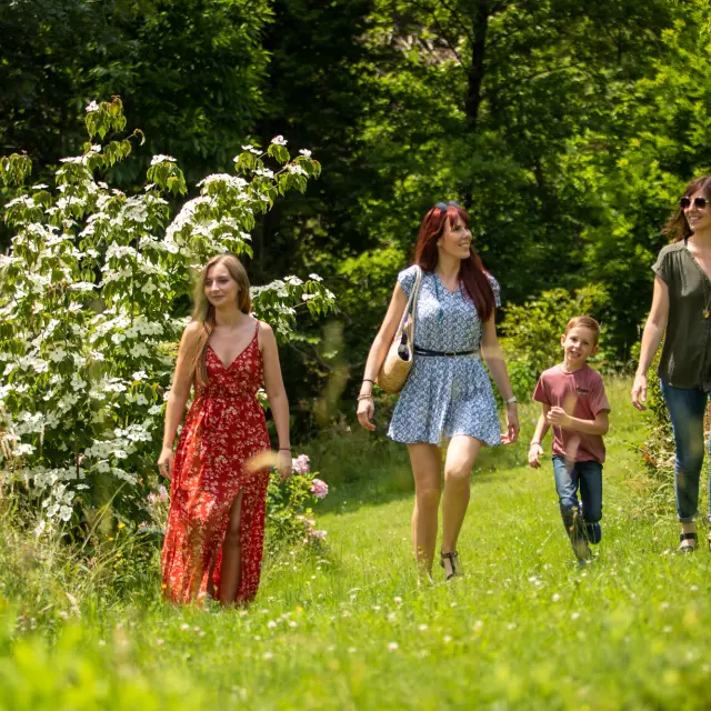 Famille au jardin du Tomple