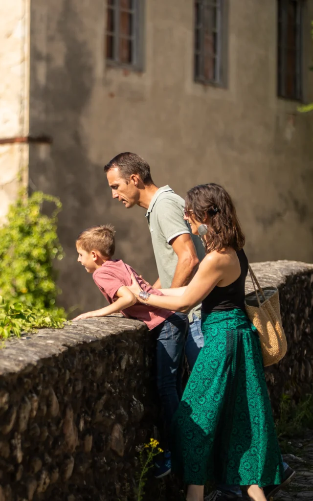 Famille qui se promène au Pont De Rastel Génolhac