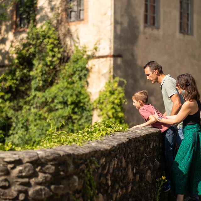 Famille qui se promène au Pont De Rastel Génolhac