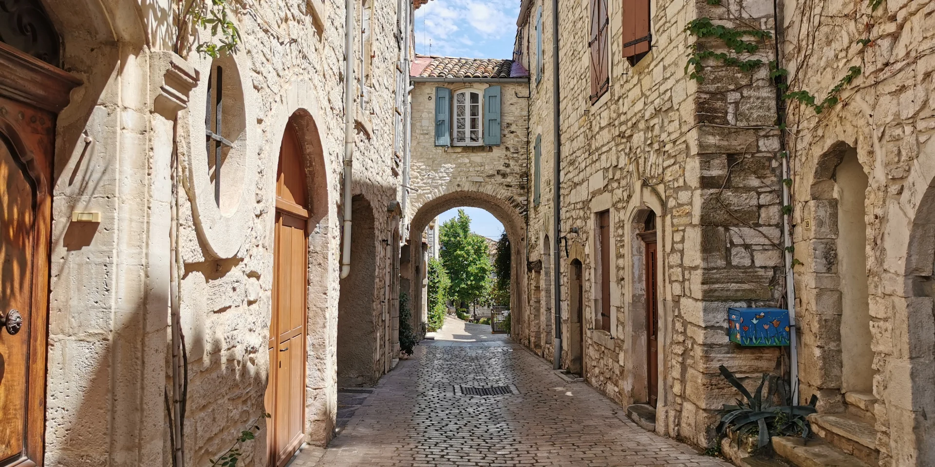 ruelle du village de Vézénobres