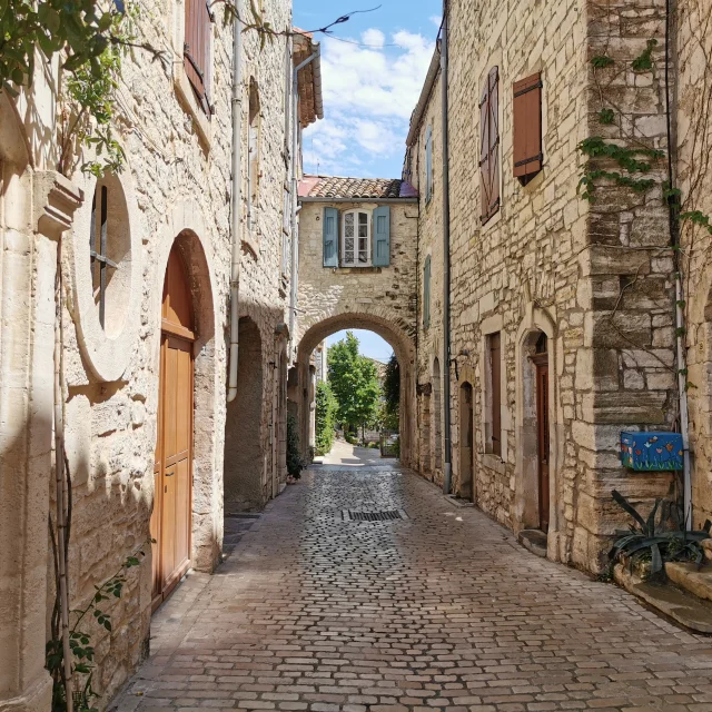 ruelle du village de Vézénobres