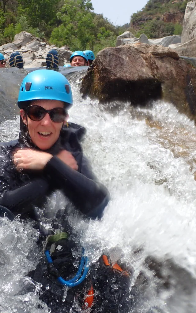 la glissade sur des toboggans naturels lors du canyoning