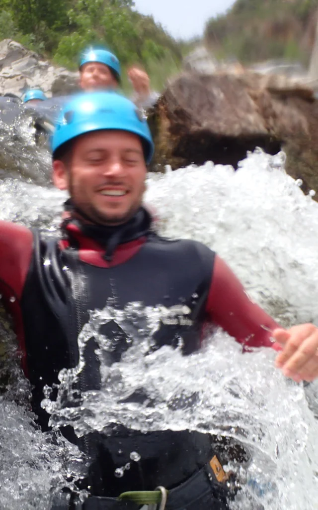 la glissade sur des toboggans naturels lors du canyoning