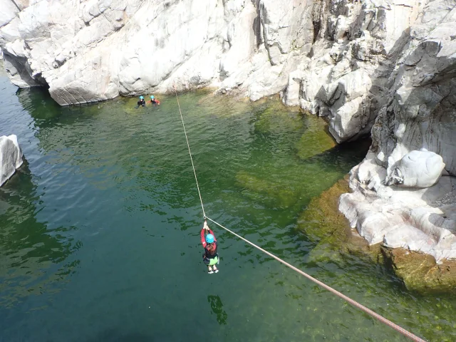 Canyoning descente en tyrolienne de 30m dans une eau rafraichissante