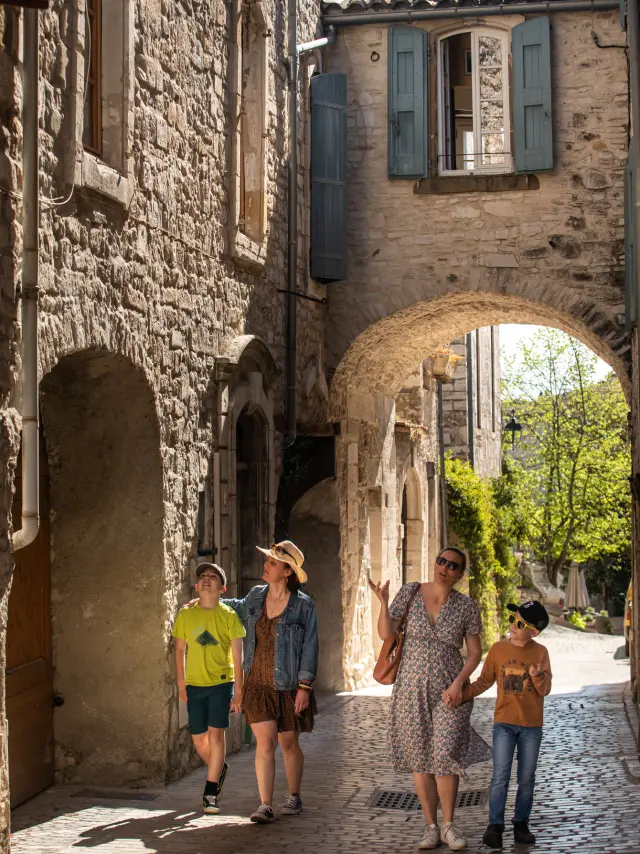 Famille en balade dans les ruelles du charmant village de Vézénobres