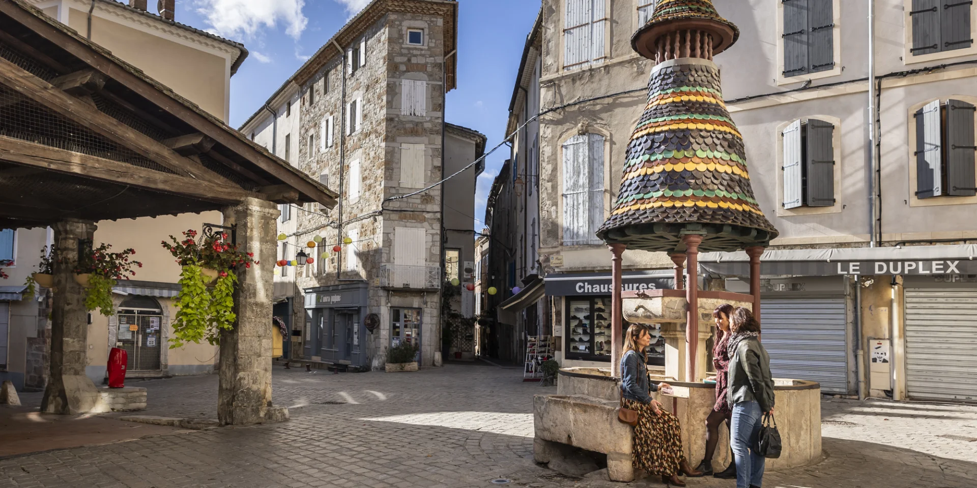 Anduze place des halles et fontaine Pagode